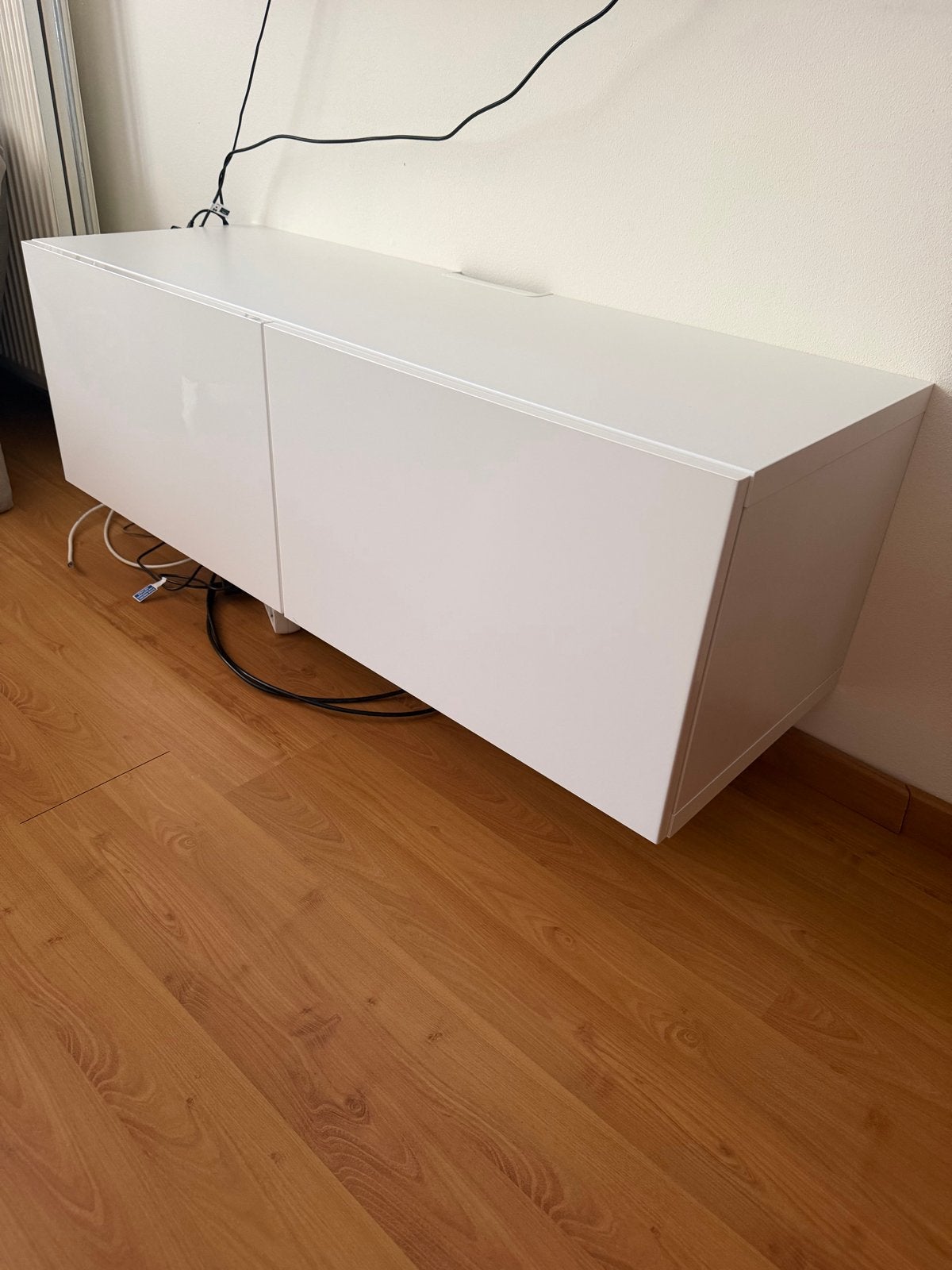 Witte TV-meubel/wandkast met twee deuren, Huis en Inrichting, Ophalen, Kunststof, Gebruikt, 100 tot 150 cm
