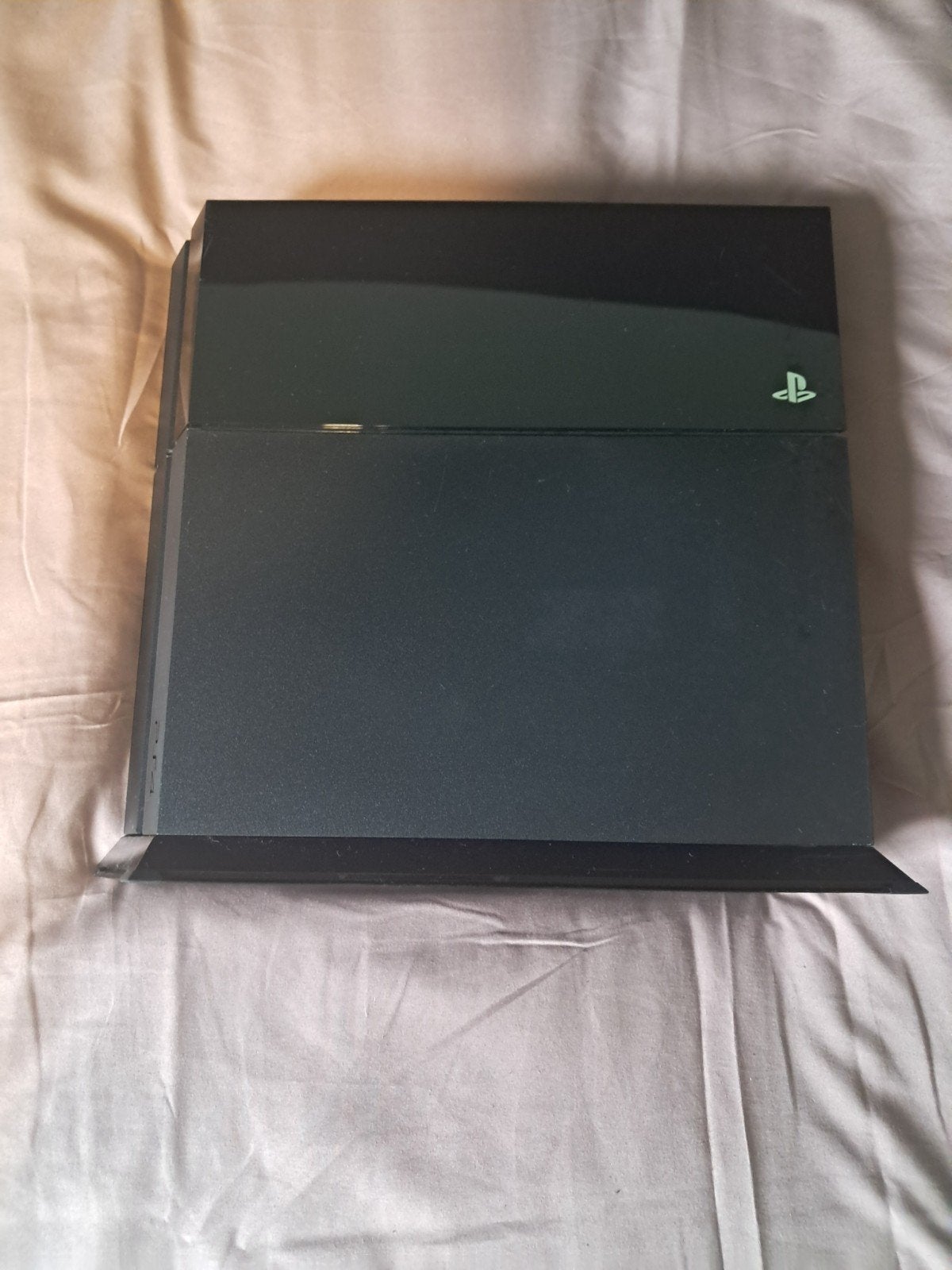 Foto 2 van ps4 met gam en een standaart