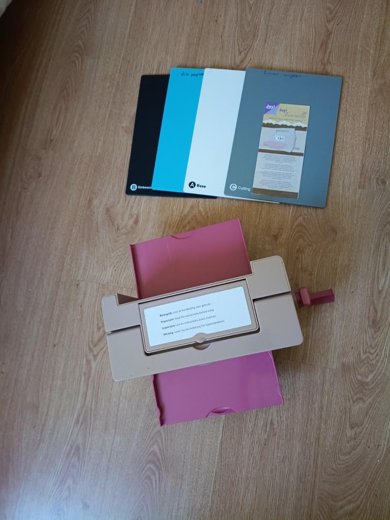 Snij- en embossingmachine zo goed als nieuw, Overige thema's, Gereedschap of Toebehoren, Meerkleurig, Zo goed als nieuw
