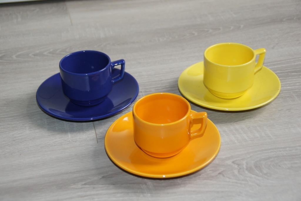 Set van 3 retro kop en schotels - geel, blauw, oranje, Ophalen of Verzenden
