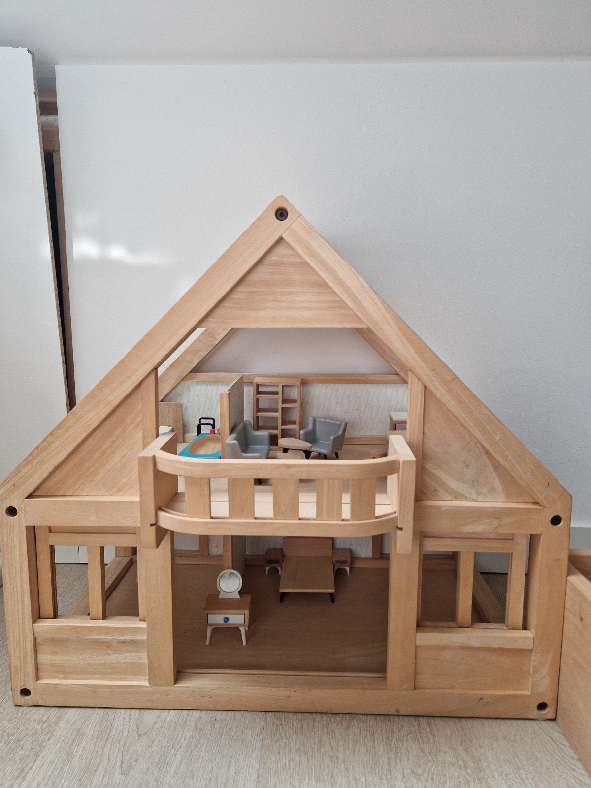 Stevig houten poppenhuis met garage en meubeltjes, Ophalen, Gebruikt, Poppenhuis