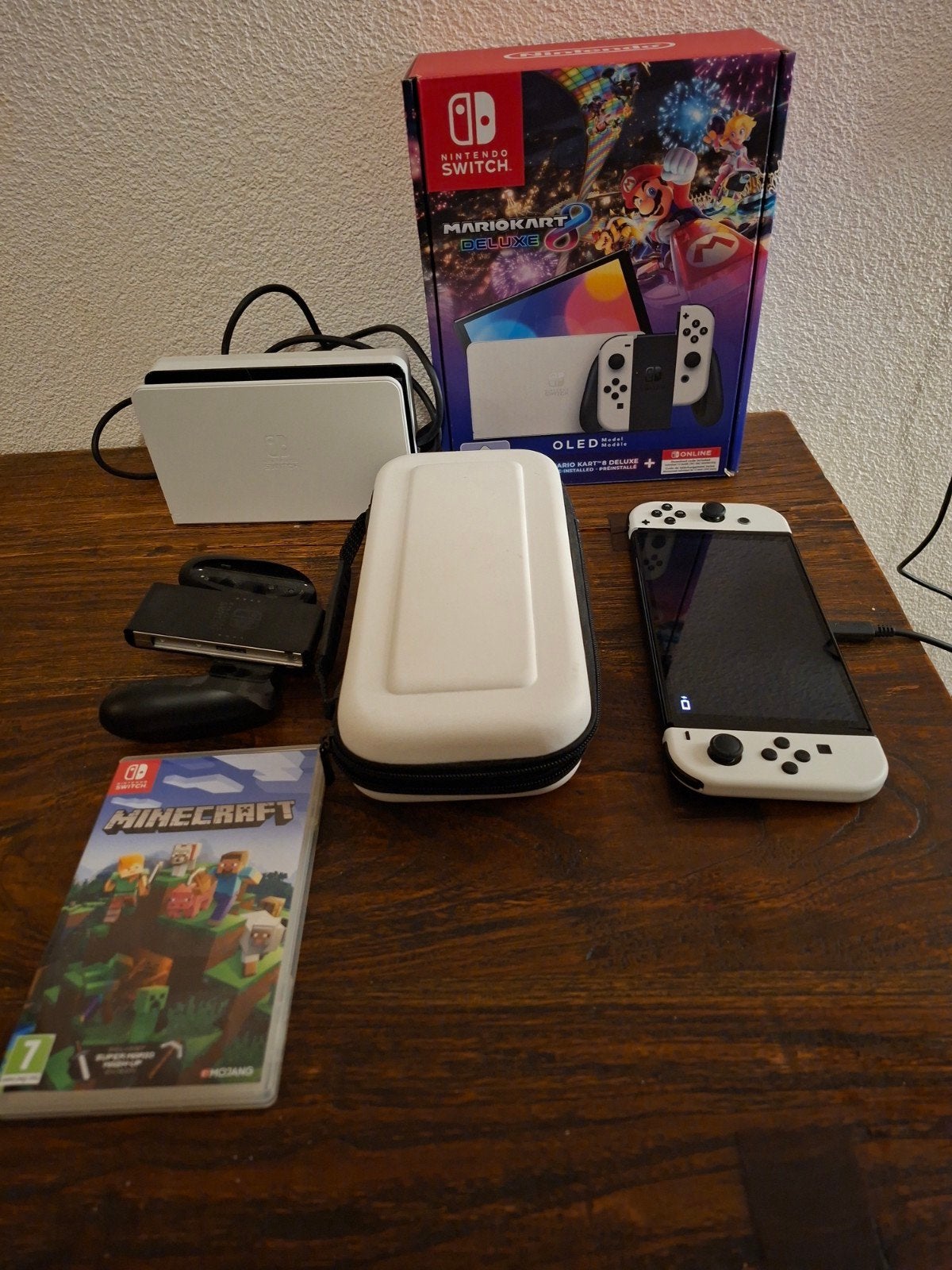 Nintendo Switch OLED Wit + Minecraft & Travel Case, Spelcomputers en Games, Met games, Met 2 controllers, Zo goed als nieuw, Switch OLED