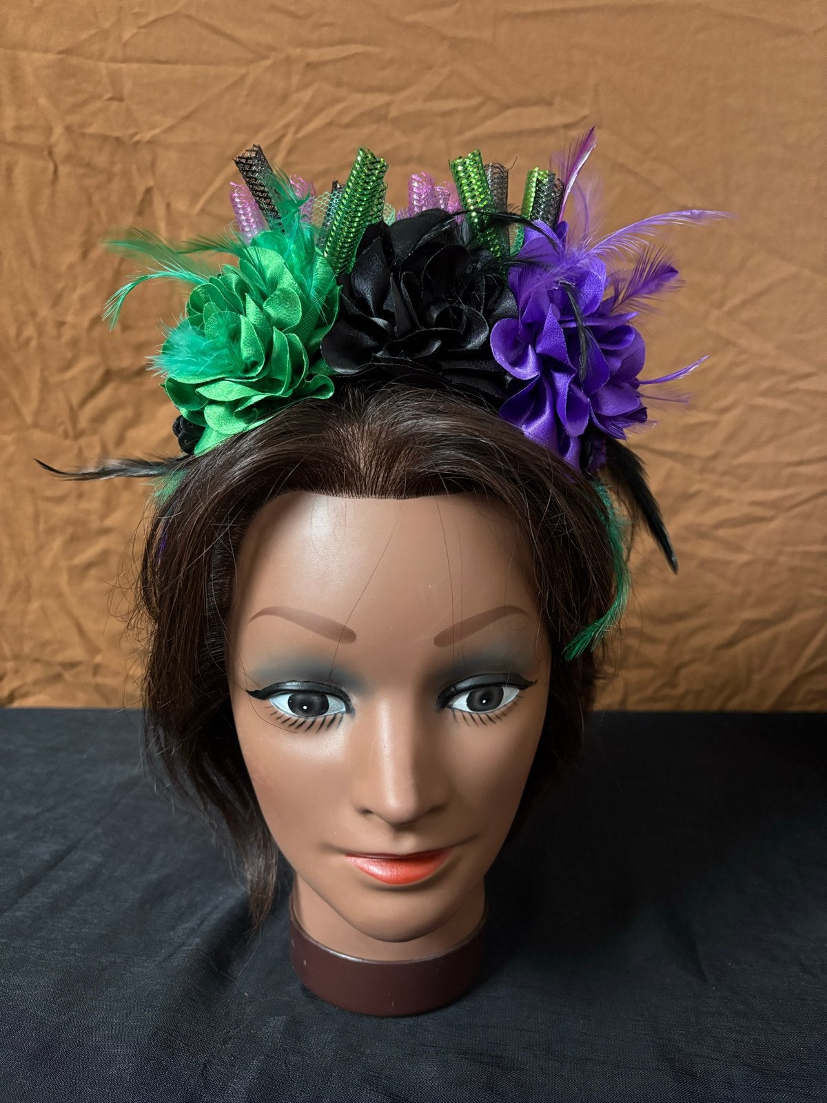 Feestelijke (Halloween) diadeem met bloemen en veren, Ophalen of Verzenden, Nieuw, Halloween, Accessoires