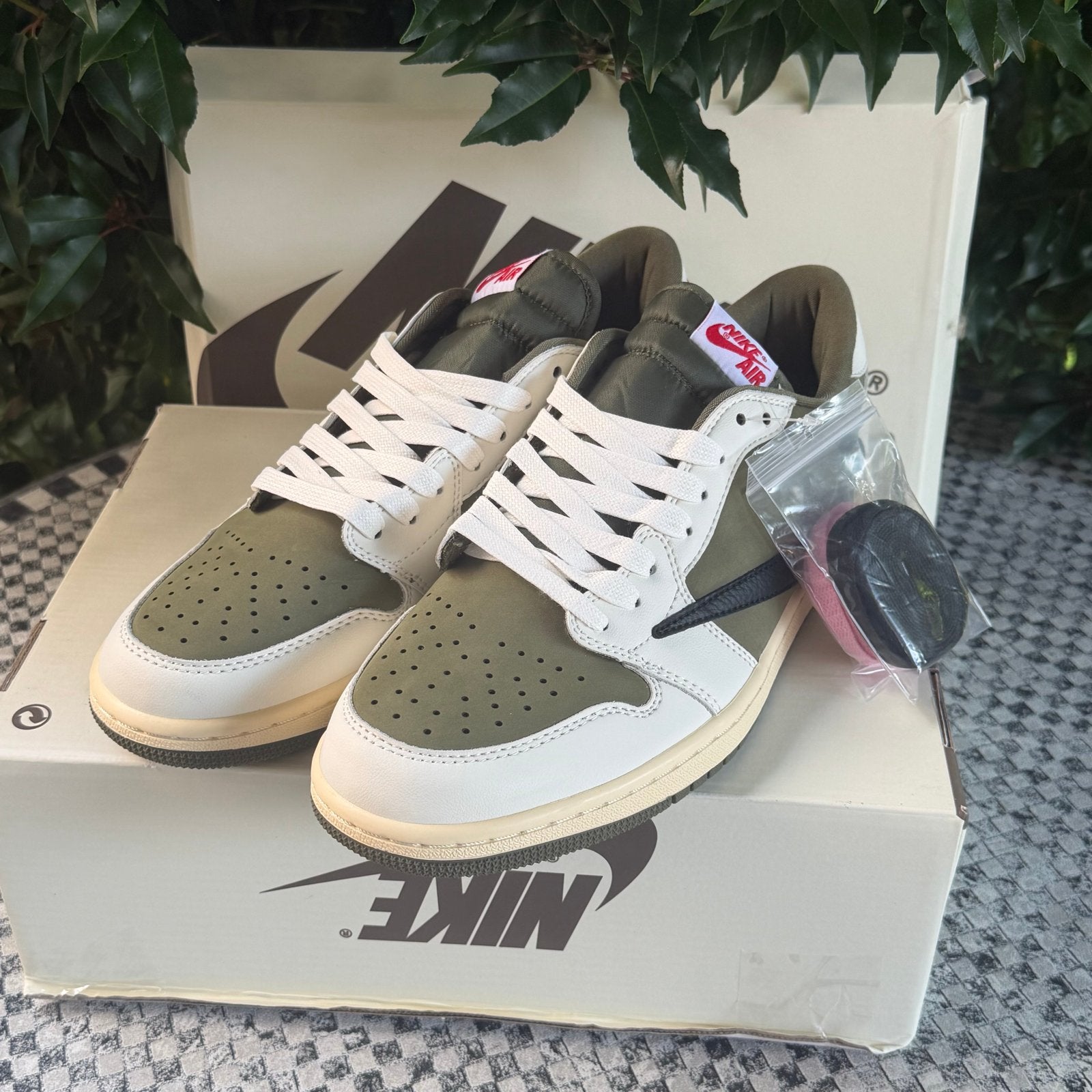 Nike Air Jordan 1 Low Travis Scott Olive Maat 44,5, Kleding | Heren, Schoenen, Ophalen of Verzenden, Nieuw, Overige kleuren, Sneakers of Gympen