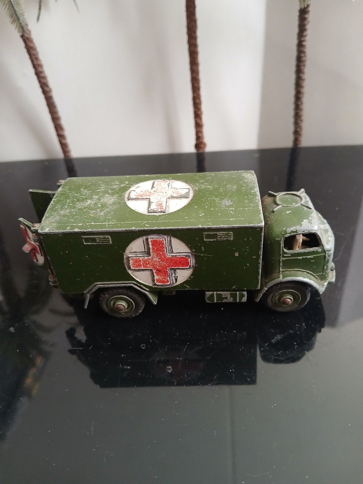 Militaire Ambulance.  Dinky toys 626, Ophalen of Verzenden, Gebruikt, Auto, Dinky Toys