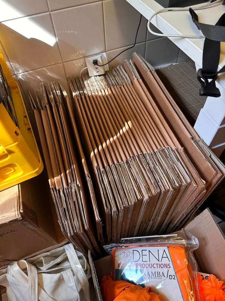 Gratis Dozen Free Boxes 22 x 30 x 33 cm - Amsterdam, Doe-het-zelf en Verbouw, Kratten en Dozen, Ophalen, Doos, Zo goed als nieuw