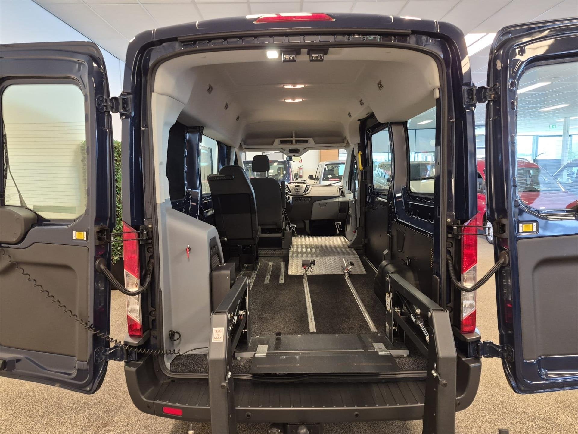 Ford Transit L2H2 Rolstoelbus 2+1 (Airco), Auto's, Ford, 12 maanden, Stof, Blauw, 10 km/l