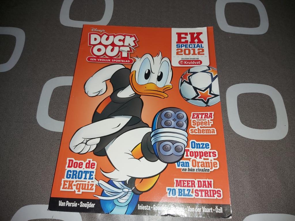 Donald Duck. Duck Out. Ek Special 2012. Stripboek., Eén stripboek, Ophalen of Verzenden, Zo goed als nieuw