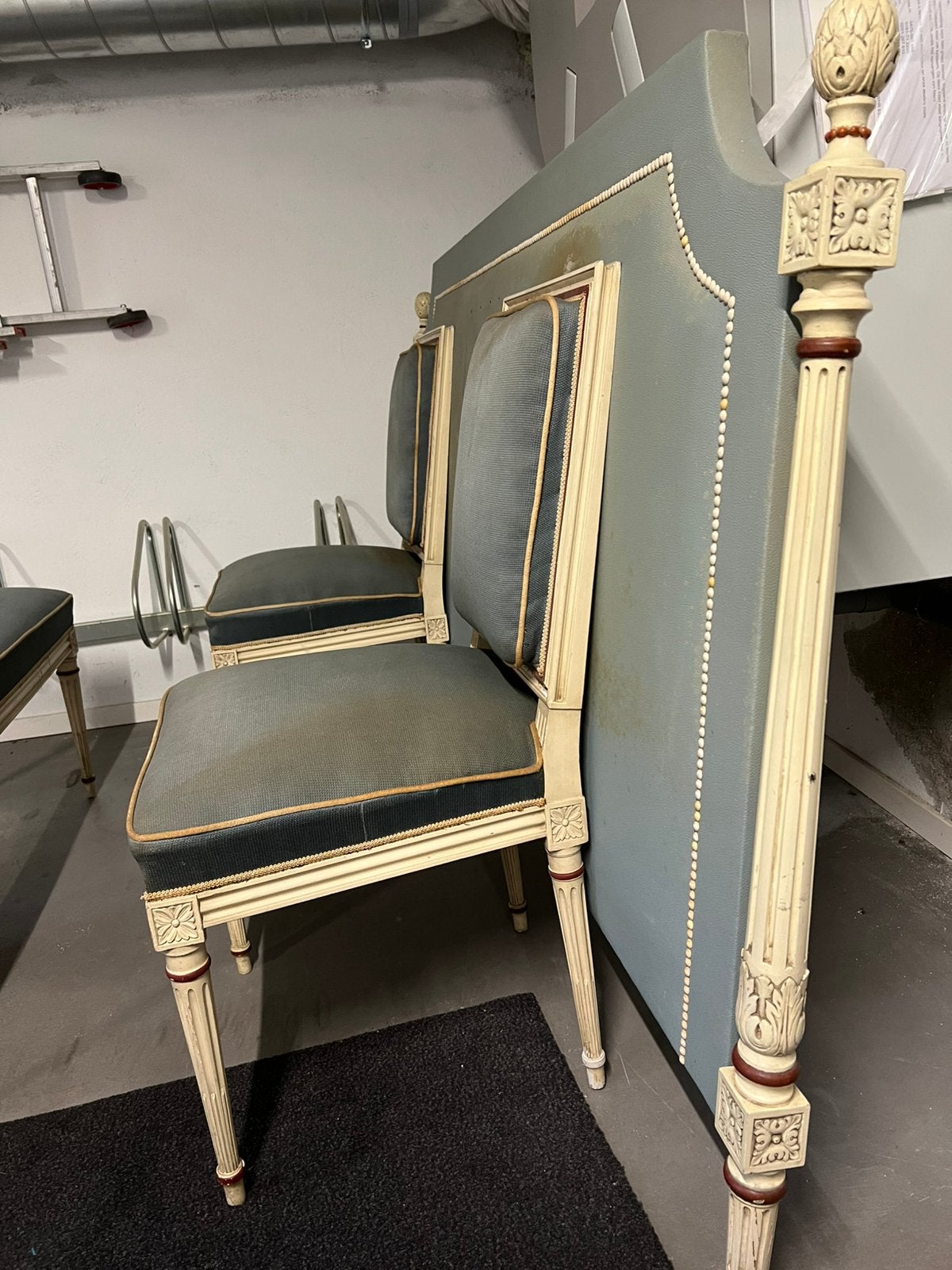 2 slaapkamer stoelen  en laag bankje en achterschot, Antiek en Kunst, Antiek | Meubels | Stoelen en Banken, Ophalen