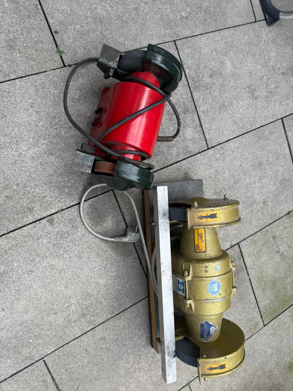 2 x slijpmachine, Ophalen of Verzenden, Zo goed als nieuw, Minder dan 700 watt, Werkbankslijpmachine