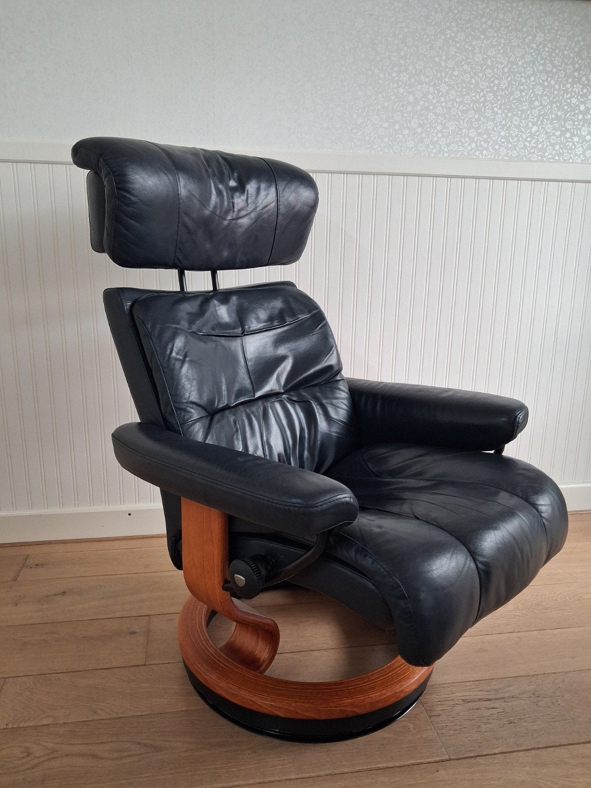Stressless fauteuil blauw leer met houten onderstel, Ophalen, Modern, Comfortabel, Gebruikt, 75 tot 100 cm
