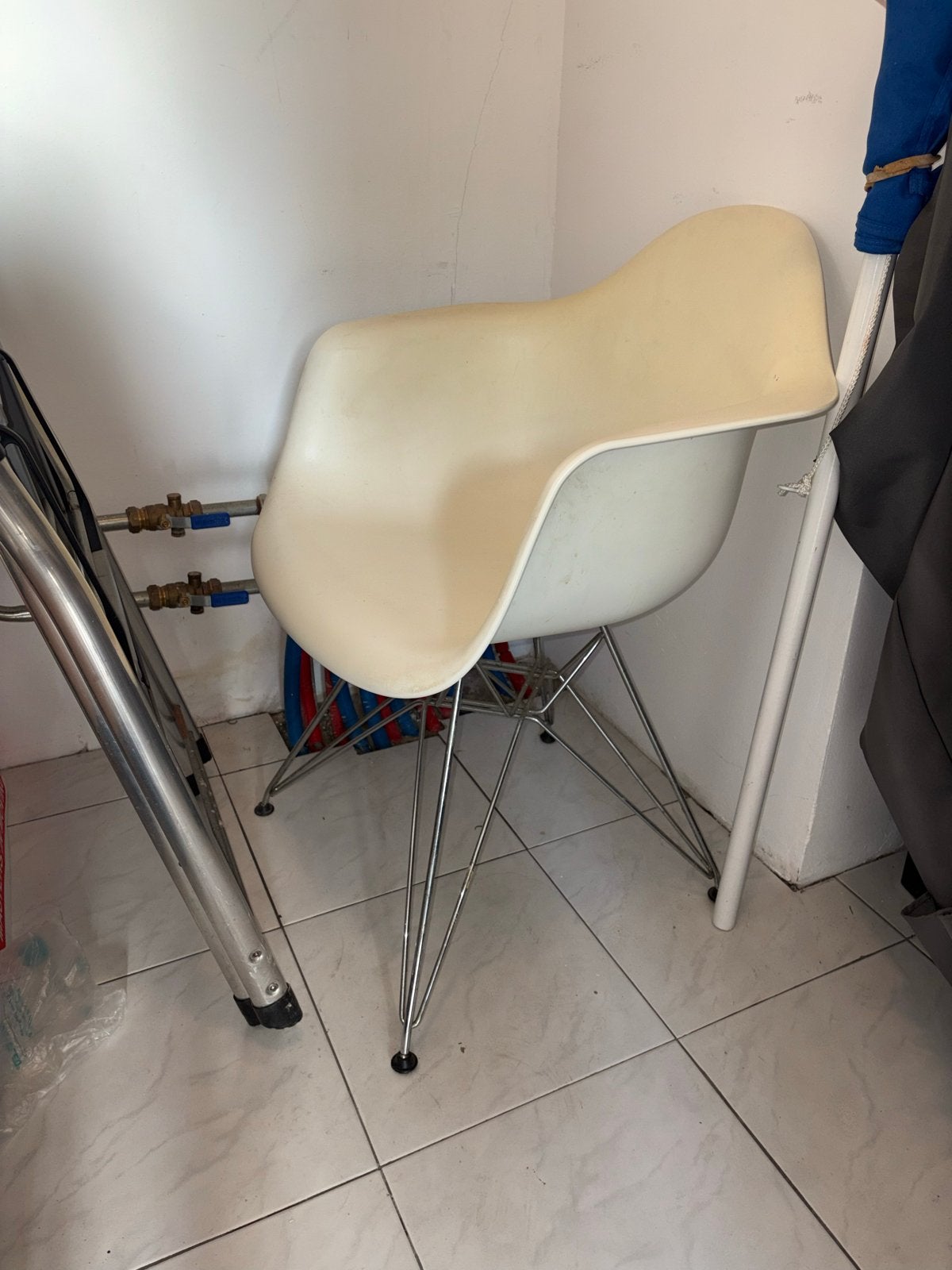 Eames  vitra stoel  goede staat, Ophalen, Kunststof, Gebruikt, Wit
