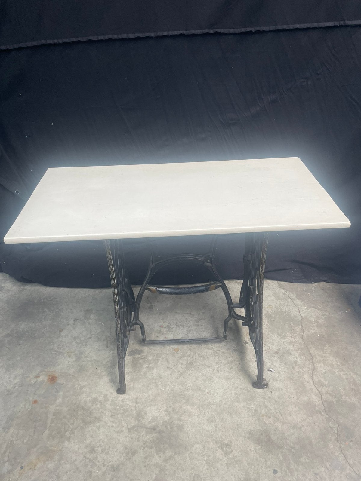 Tafel met origineel naaimachine onderstel, Huis en Inrichting, Ophalen, Gebruikt, Metaal of Aluminium, 75 cm of meer
