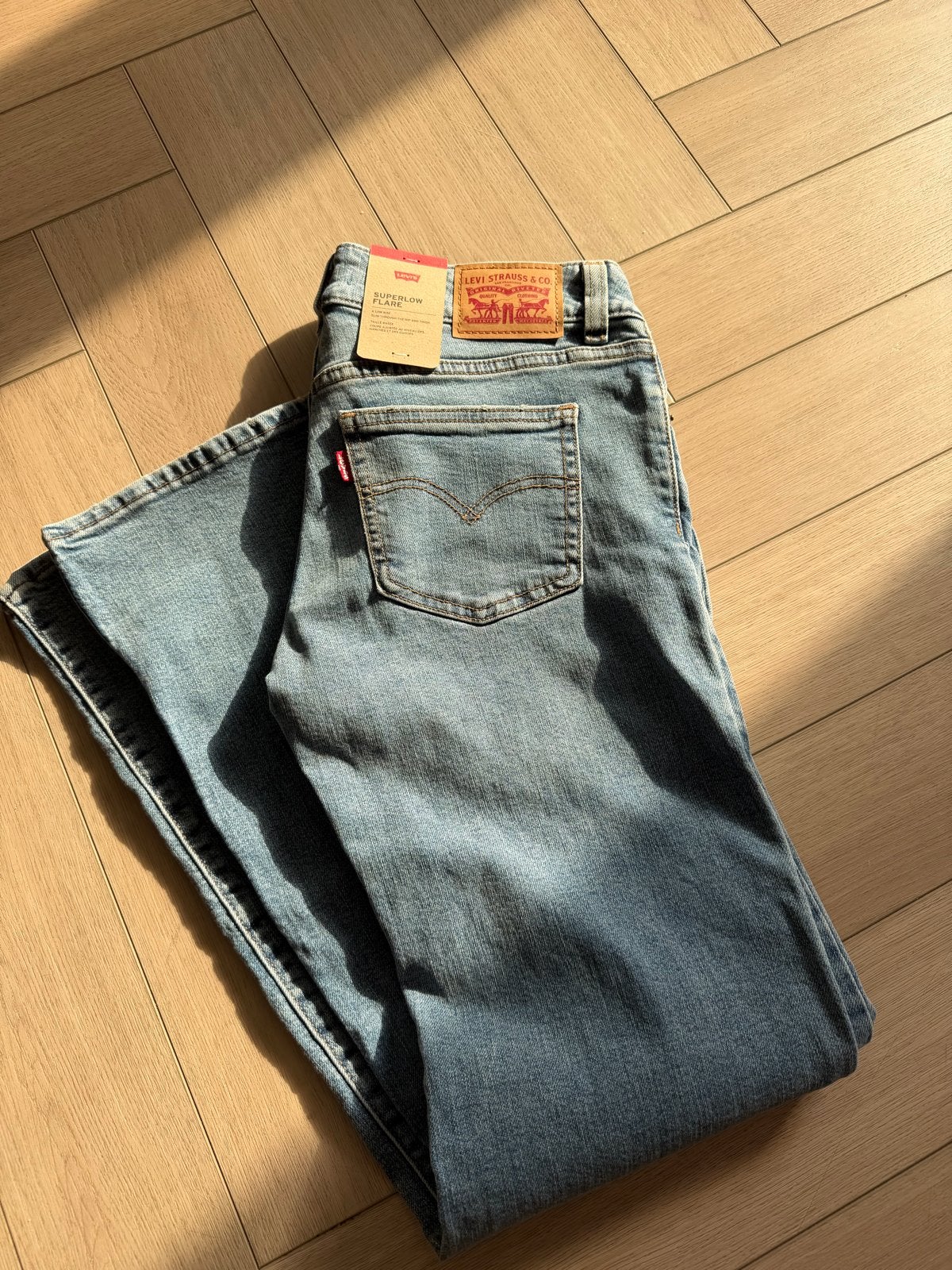Levi's Superlow Flare Jeans - Nieuw met kaartjes, Ophalen of Verzenden, Nieuw, Blauw, W27 (confectie 34) of kleiner