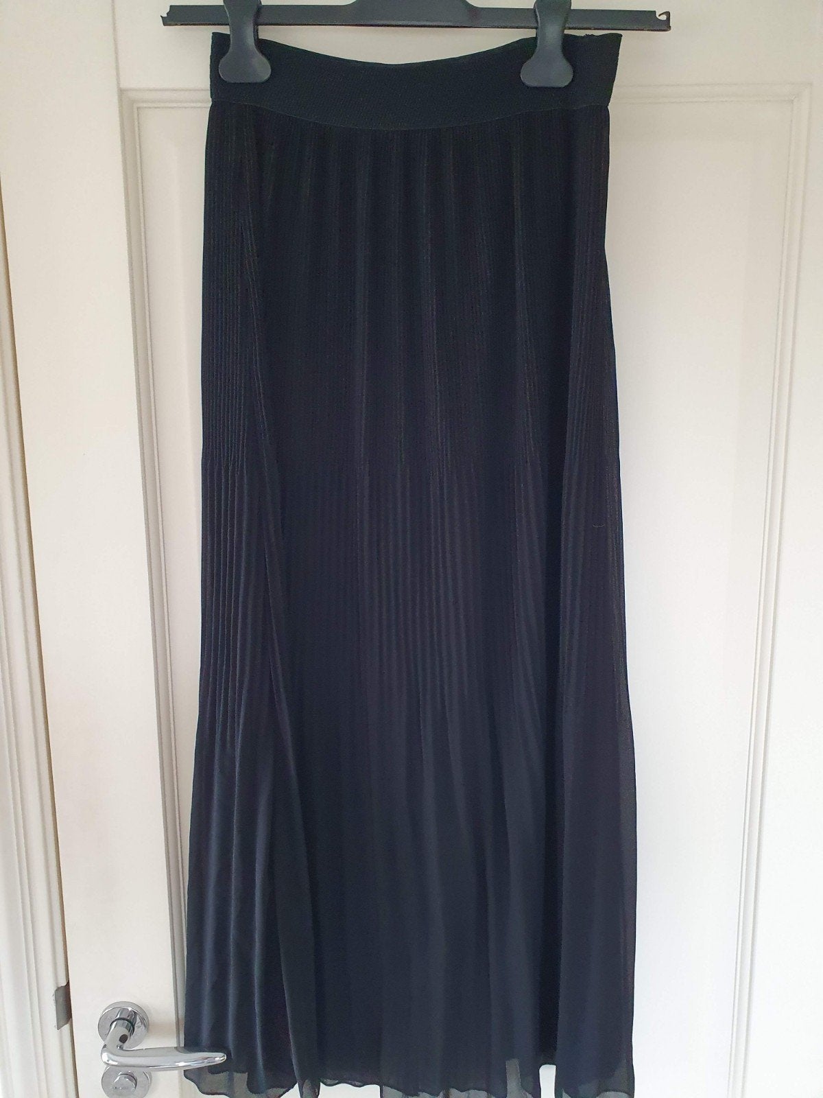 Supermooie lange plissee rok mt M ongeveer 🖤, Kleding | Dames, Rokken, Maat 38/40 (M), Zwart, Nieuw, Ophalen of Verzenden