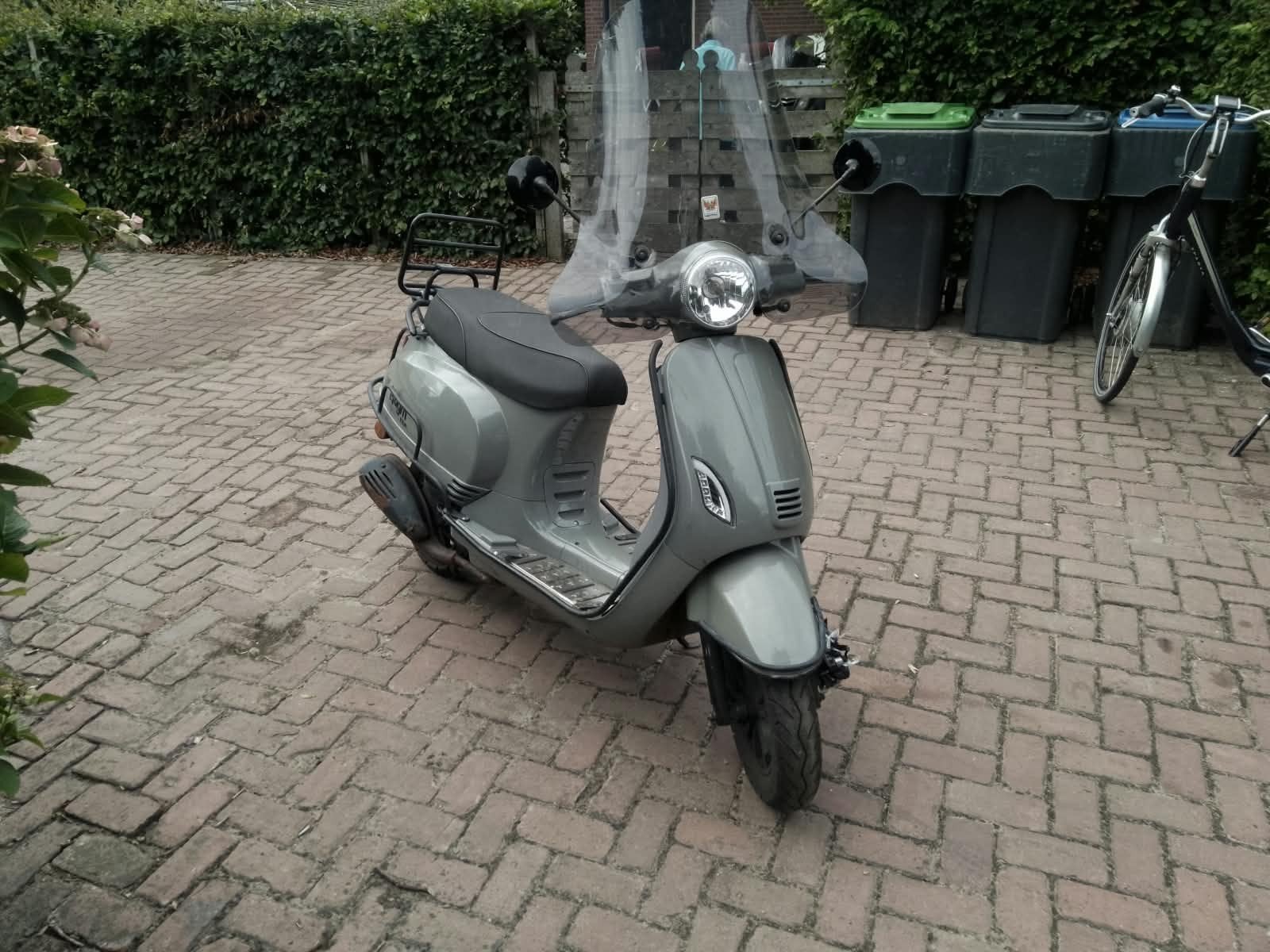 Grijze scooter met windscherm en bagagedrager, Ophalen of Verzenden, Gebruikt, Benzine, Overige merken