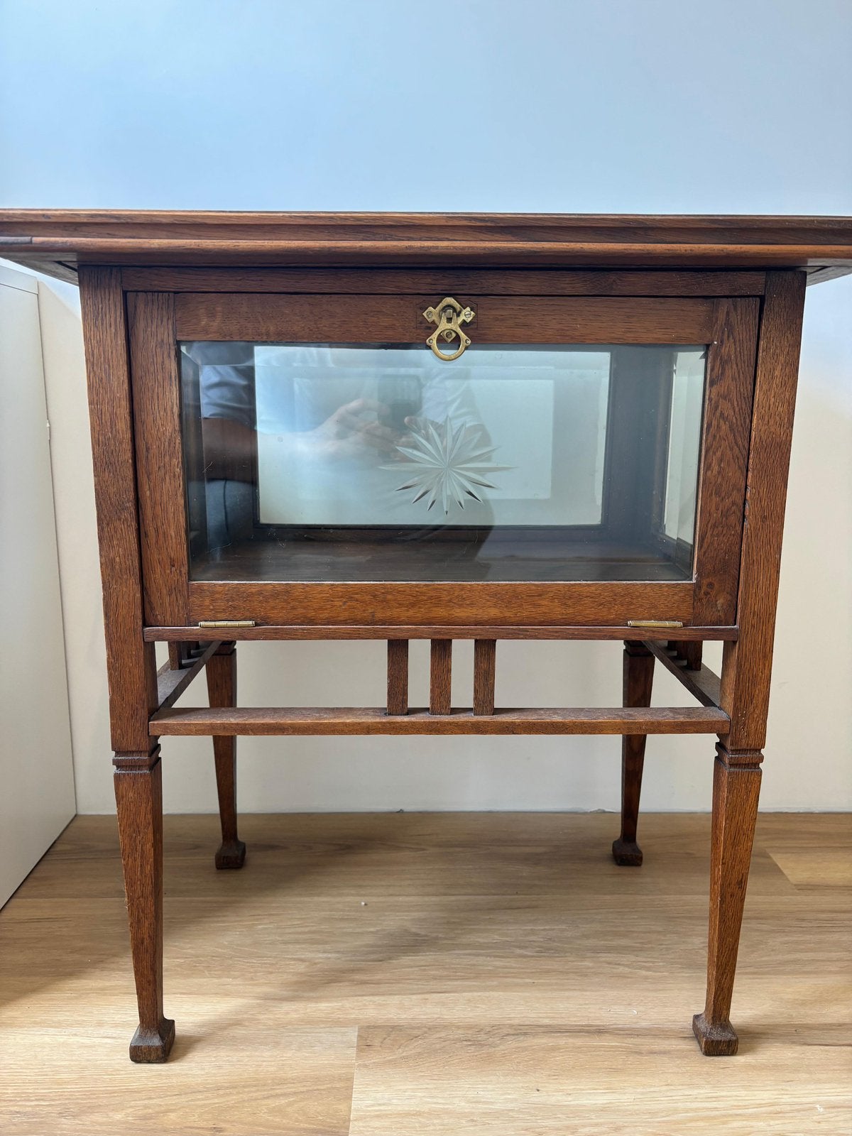 Antiek eiken theekastje met geslepen sterglas – vintage, Ophalen