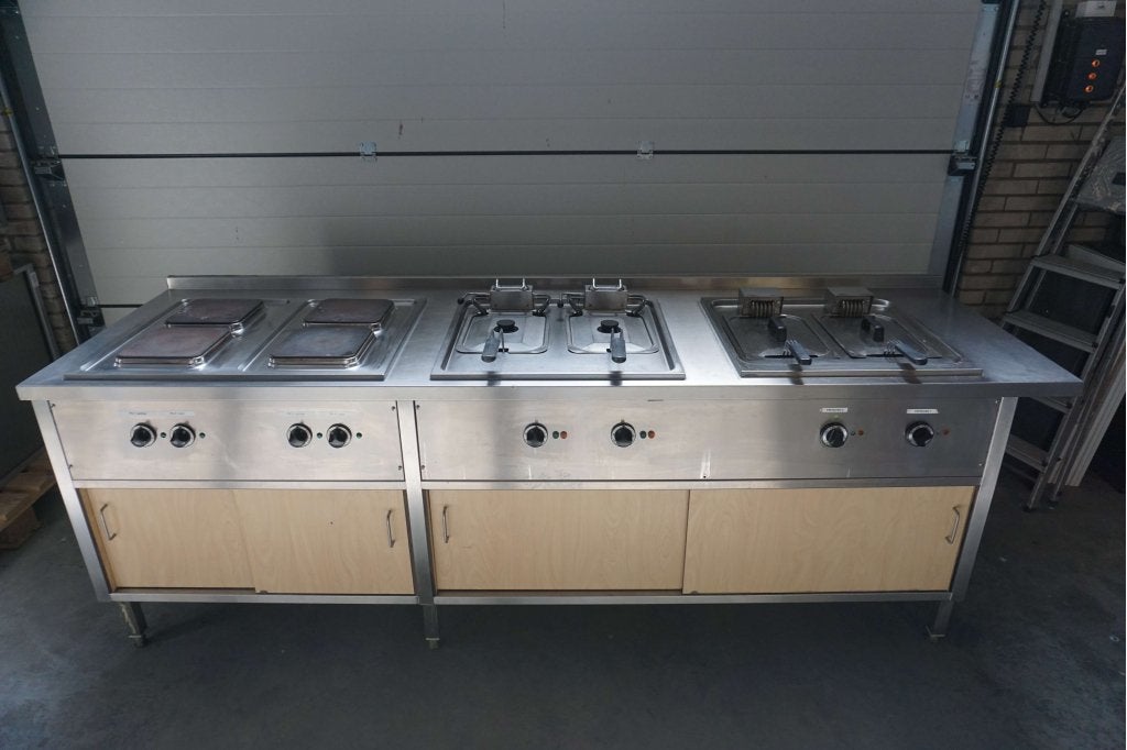 RVS horeca baklijn keuken dubbele friteuse en kookplaten