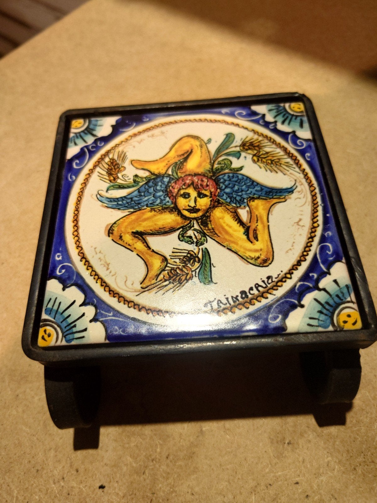 Decoratieve onderzetter met Siciliaans Trinacria-symbool, Antiek en Kunst, Ophalen of Verzenden