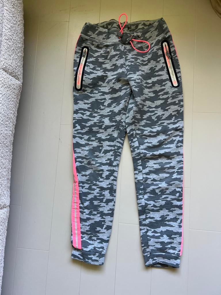 Superdry joggingbroek camouflage roze kindermaat M, Maat 38/40 (M), Ophalen of Verzenden, Gedragen, Grijs