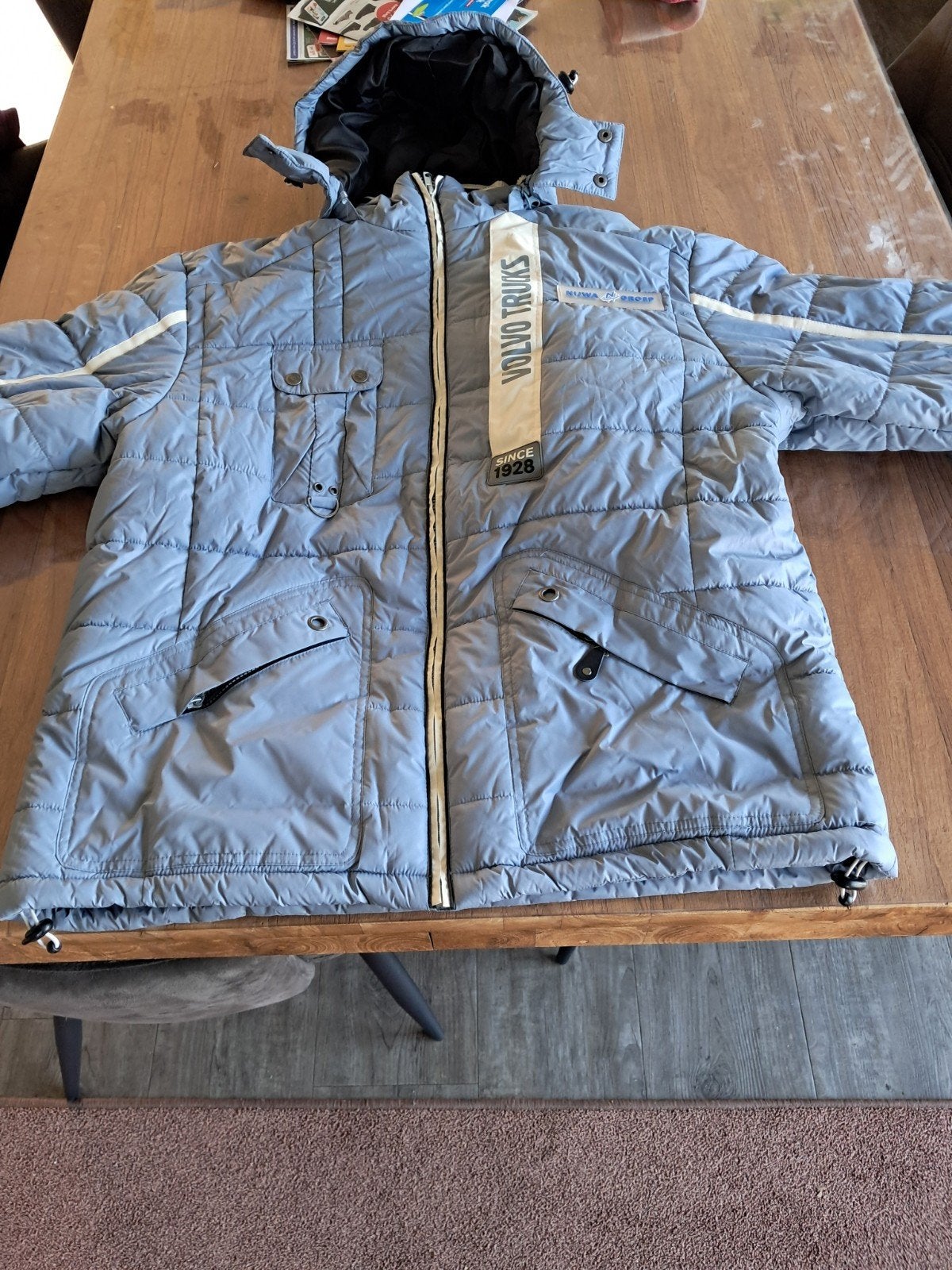 Volvo Trucks winterjas - Maat XL - NIEUW, Ophalen, Zo goed als nieuw, Grijs, Maat 56/58 (XL)