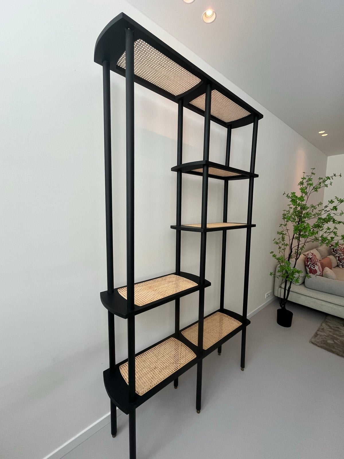 Stijlvolle zwarte rotan boekenkast/roomdivider, Huis en Inrichting, Kasten | Boekenkasten, Ophalen, Met plank(en), 100 tot 150 cm