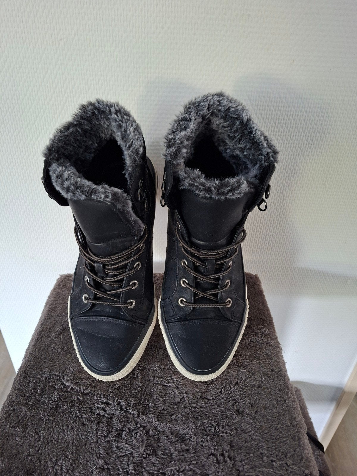 Sneakers met Bontvoering - Maat 41 en kunststof kerstballen, Ophalen, Zo goed als nieuw, Sneakers of Gympen