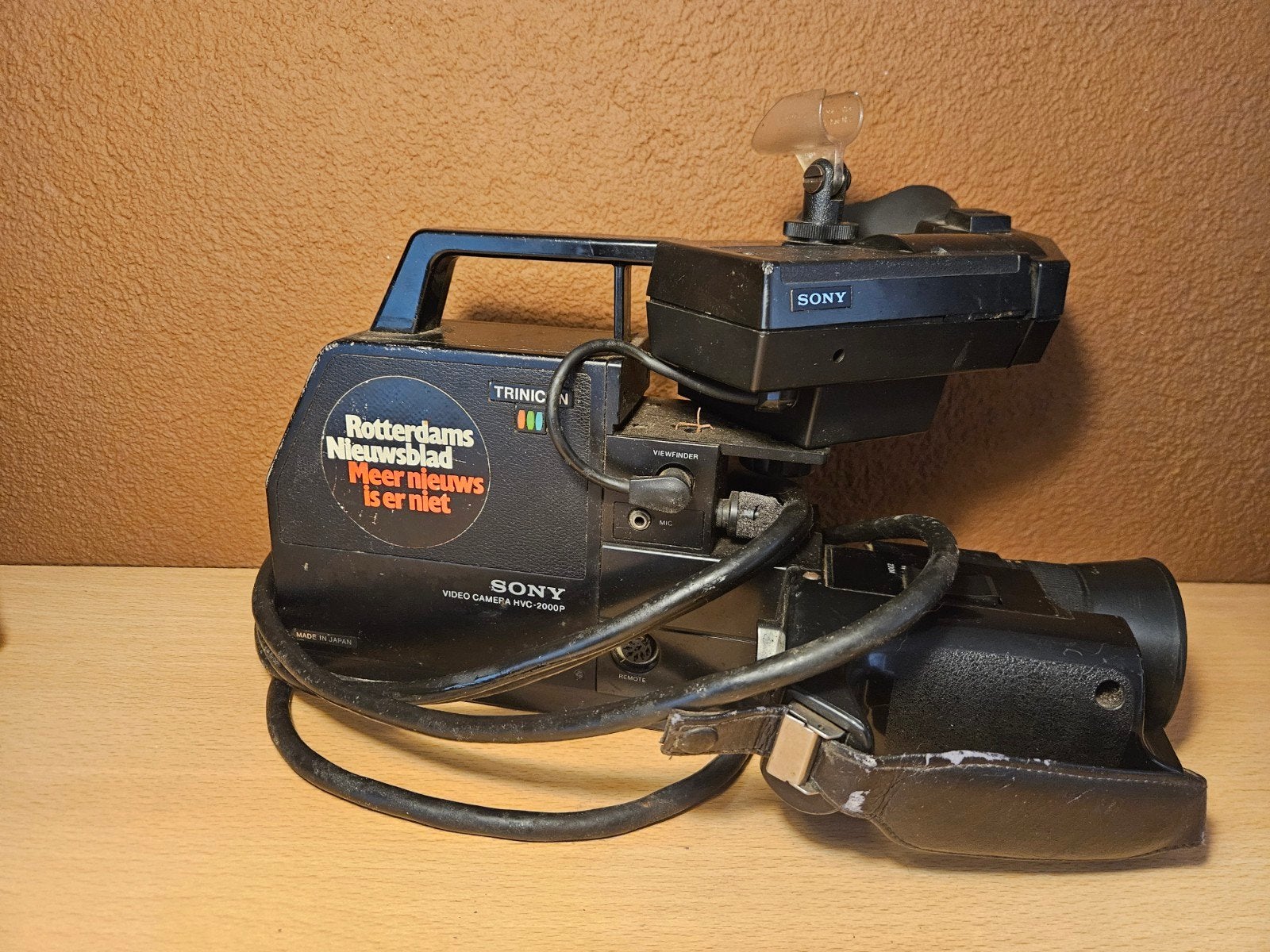 Foto 4 van Vintage Sony Video Camera HVC-2000P Trinitron

Tekst samenge