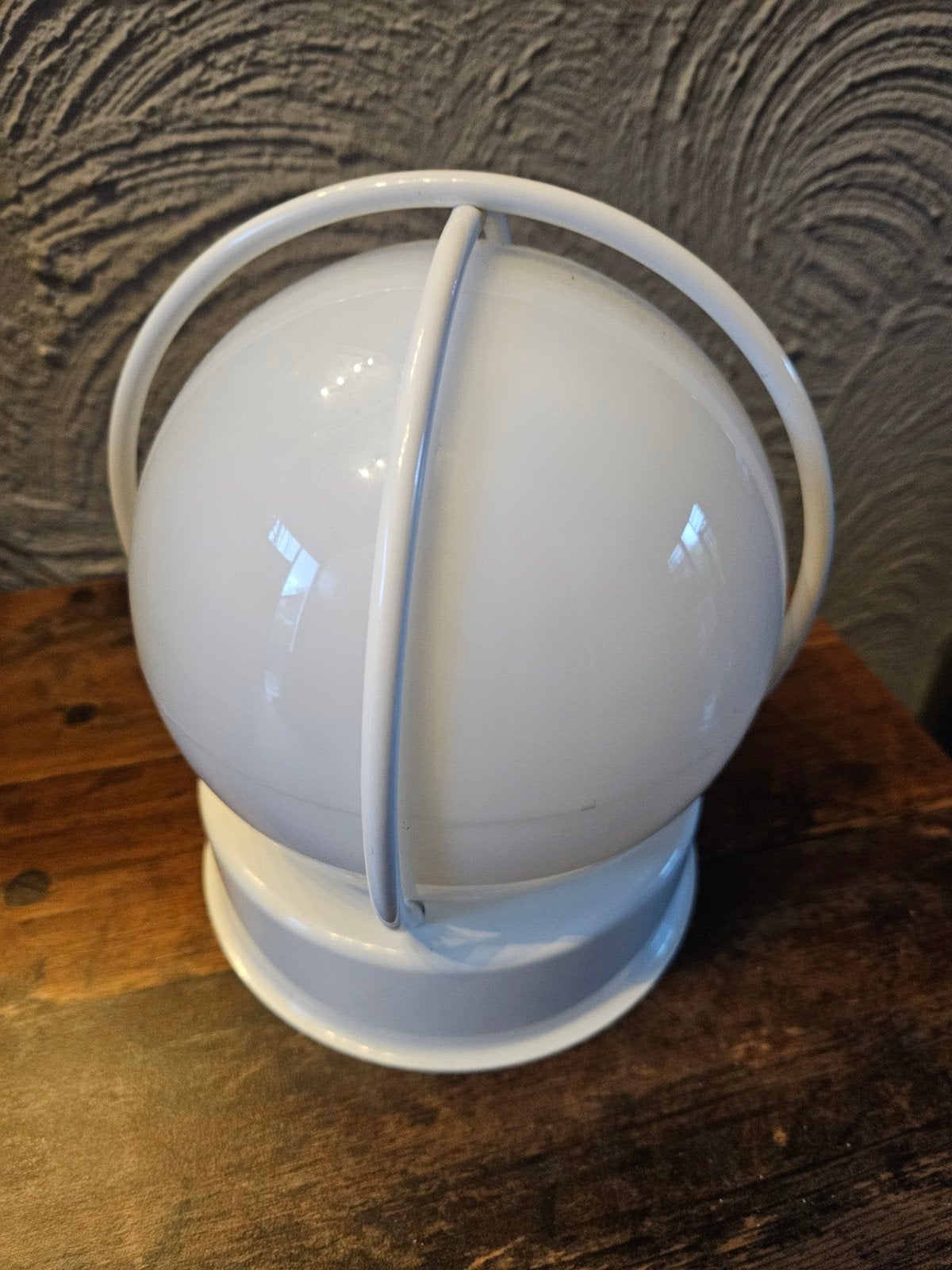 Vintage bolvormige ikea plafondlamp, wit metaal en glas, Huis en Inrichting, Inclusief lichtbron, Jaren 70, Zo goed als nieuw