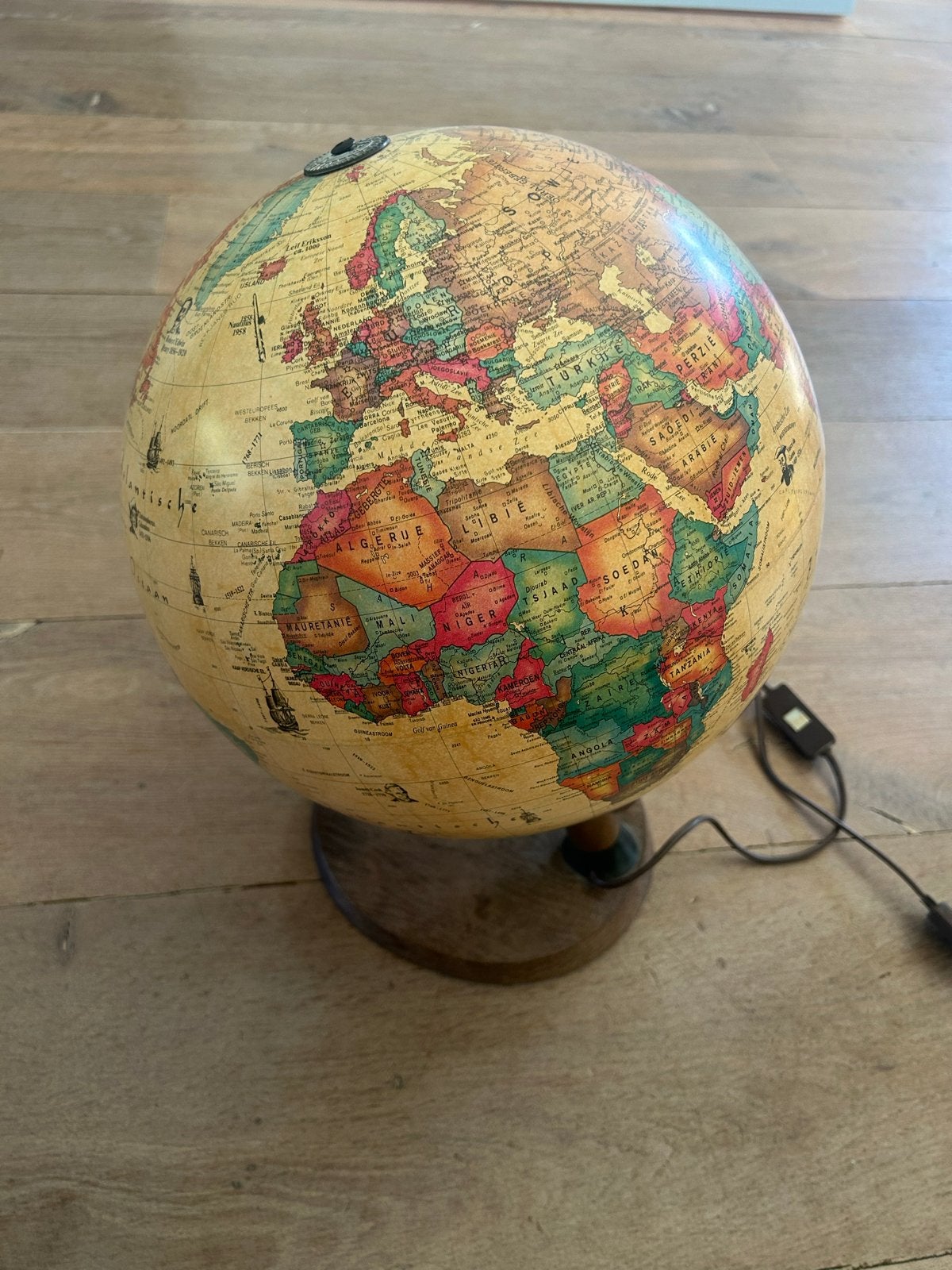Antieke Wereldbol met Verlichting - Decoratief en Educatief, Huis en Inrichting, Woonaccessoires | Wereldbollen, Ophalen, Gebruikt