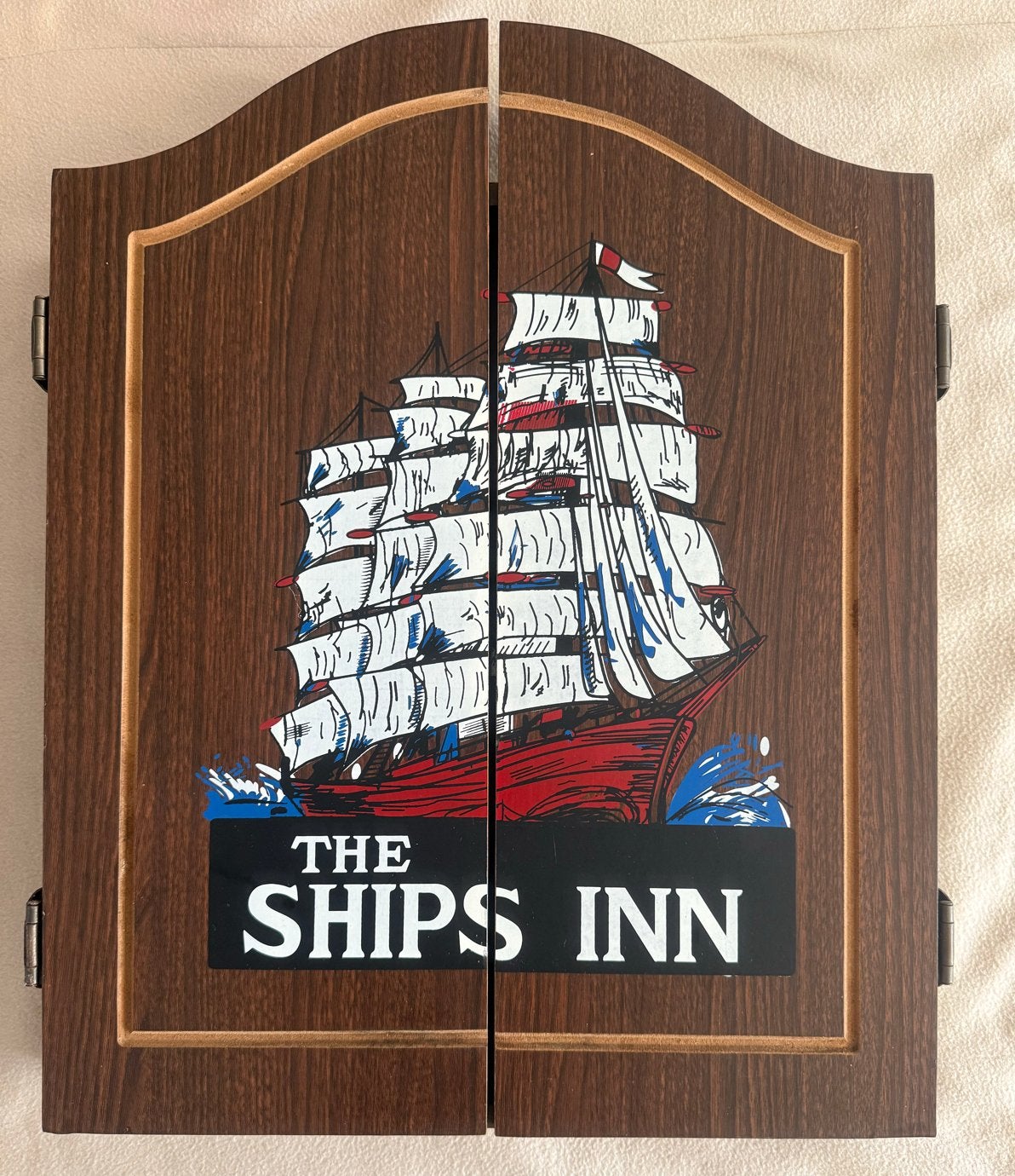 Dartbord met kast en pijlen - The Ships Inn, Sport en Fitness, Darts, Ophalen, Gebruikt, Dartbord met pijlen