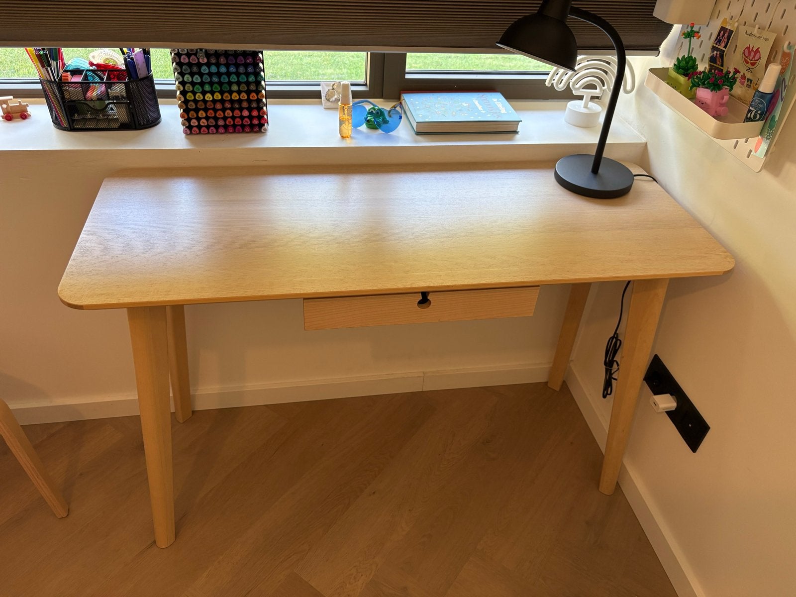 IKEA LISABO Bureau - 4 jaar oud, uitstekende staat, Huis en Inrichting, Bureaus, Ophalen, Scandinavisch, Zo goed als nieuw, IKEA