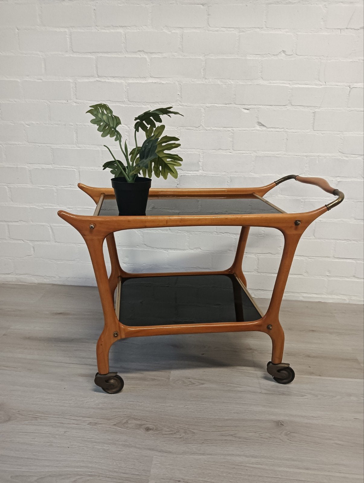 Vintage serveerwagen met twee niveaus en wielen, Ophalen