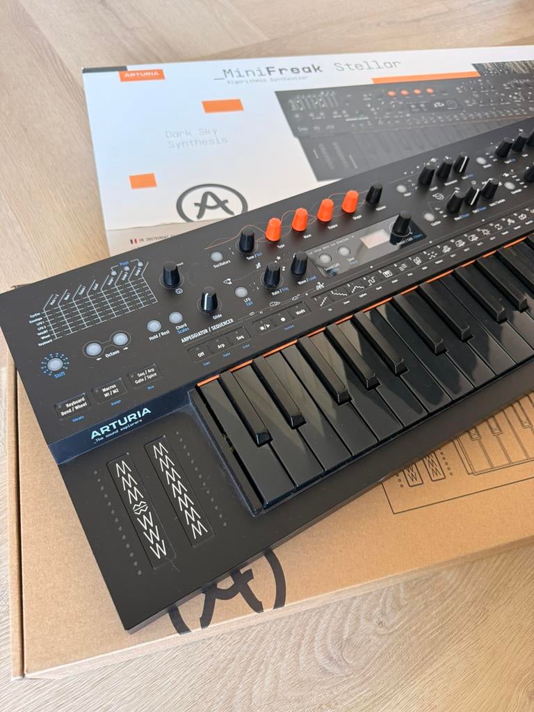 Arturia Minifreak black keys stellar limited edition, Muziek en Instrumenten, Synthesizers, Ophalen, Zo goed als nieuw, Overige aantallen