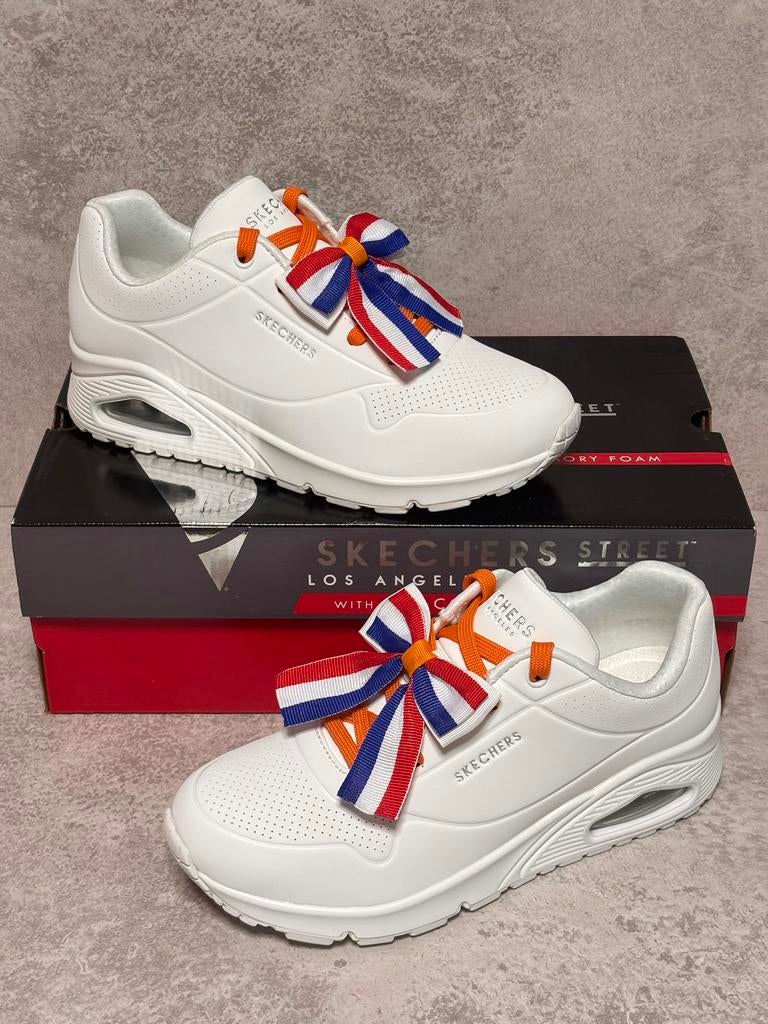 Koningsdag Witte Skechers Uno Stand On Air, Ophalen of Verzenden, Nieuw, Wit, Sneakers of Gympen