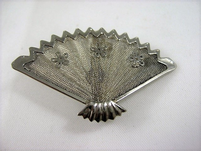 Leuke broche in vorm van een waaier met bloemen (7375-3893), Ophalen, Zo goed als nieuw, Zilver, Overige materialen