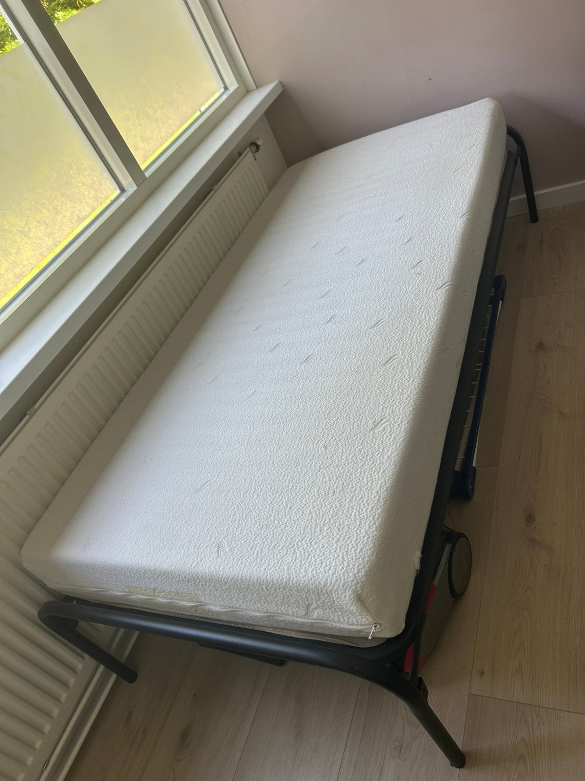 1 persoons bed met matras, Ophalen, Gebruikt, Eenpersoons, Zwart