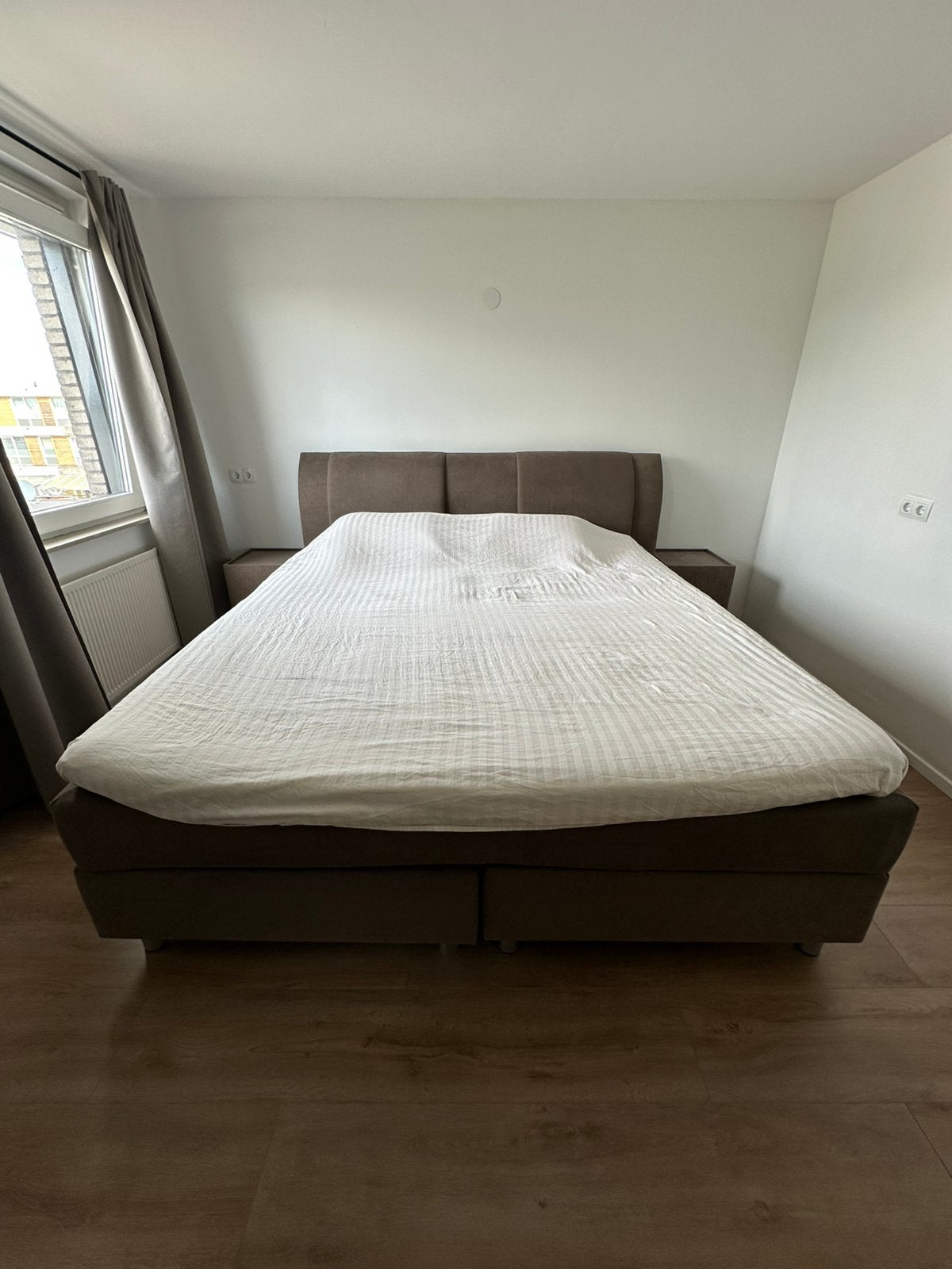 Extra groot luxe bed 220x200 cm + 2 nachtkastjes – taupe, Huis en Inrichting, Slaapkamer | Boxsprings, Ophalen, Gebruikt, Tweepersoons