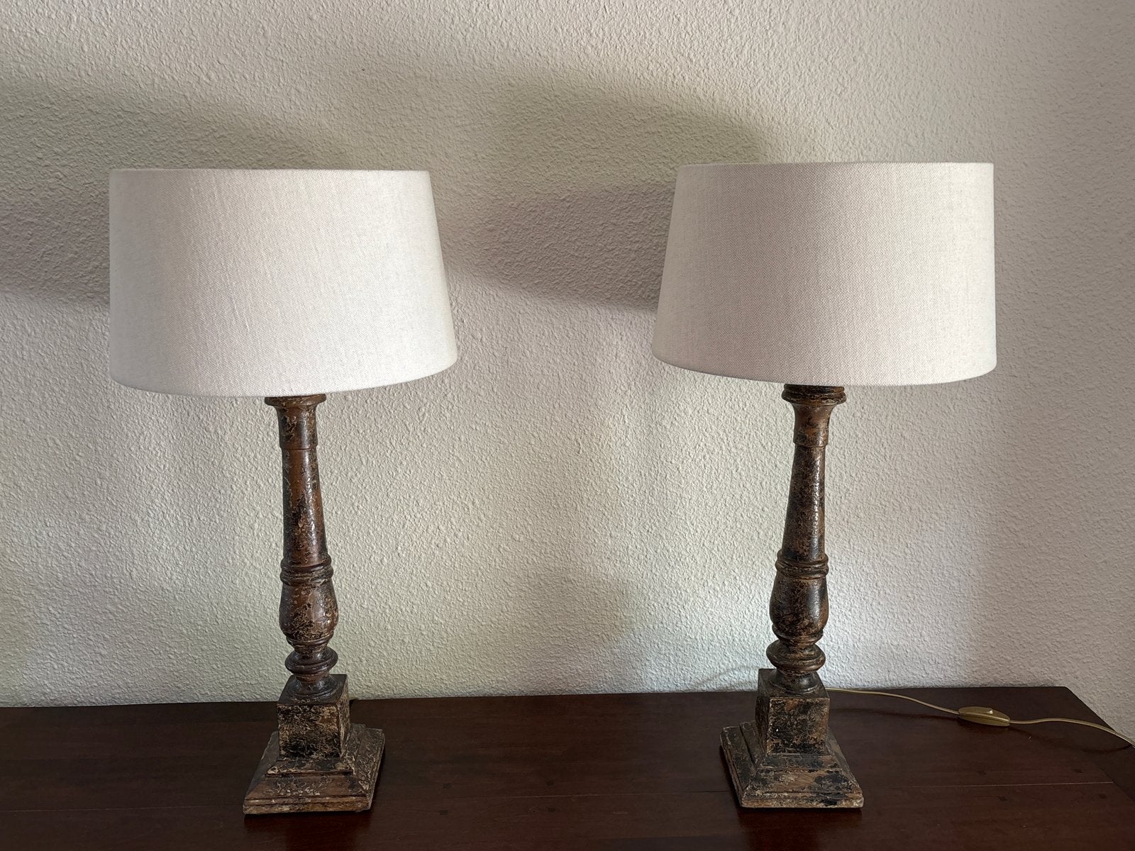 Set van 2 antieke houten tafellampen met linnen kappen, Ophalen