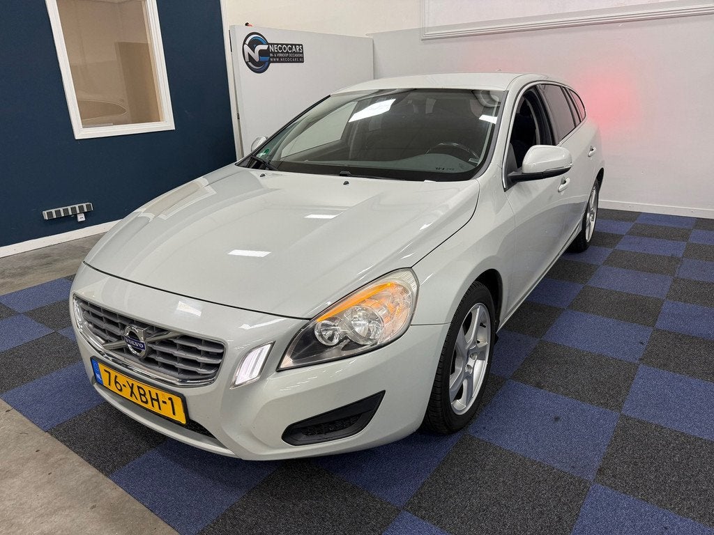 Volvo V60 1.6 T3 Momentum / SUPER NETJES / NETTE AUTO / RIJD, Voorwielaandrijving, 4 cilinders, 150 pk, Leder en Stof