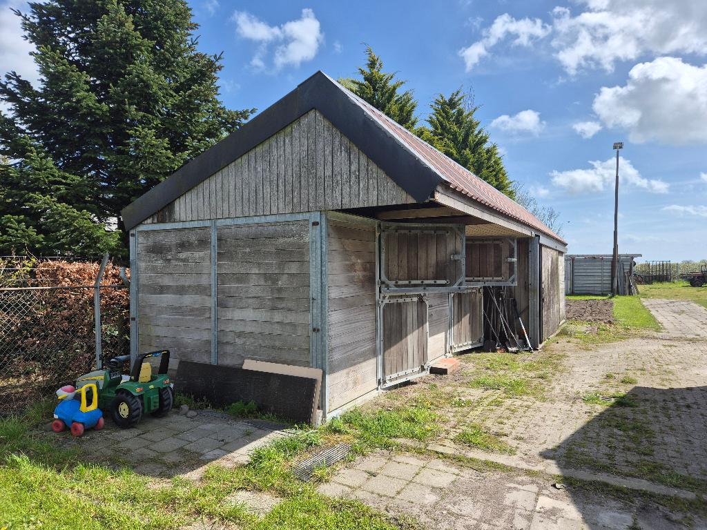 Buitenstal (2 paardenboxen + opslagruimte) 12 x 4,3m schuur, Dieren en Toebehoren, Stalling, 2 of 3 paarden of pony's
