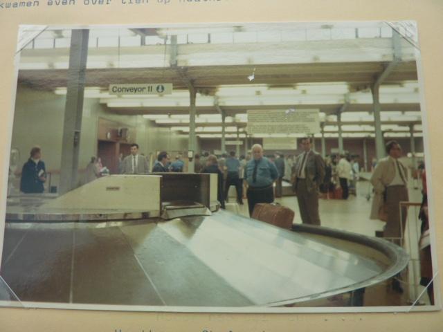 Foto - Bagageband vliegveld Heathrow 1968, Verzenden, Zo goed als nieuw