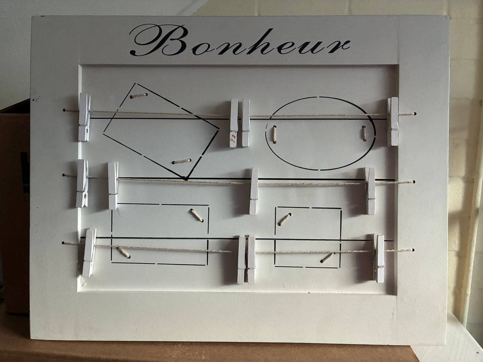Wit houten memo bord met 12 houten knijpertjes  42x3x1cm., Ophalen of Verzenden, Gebruikt, Overige typen