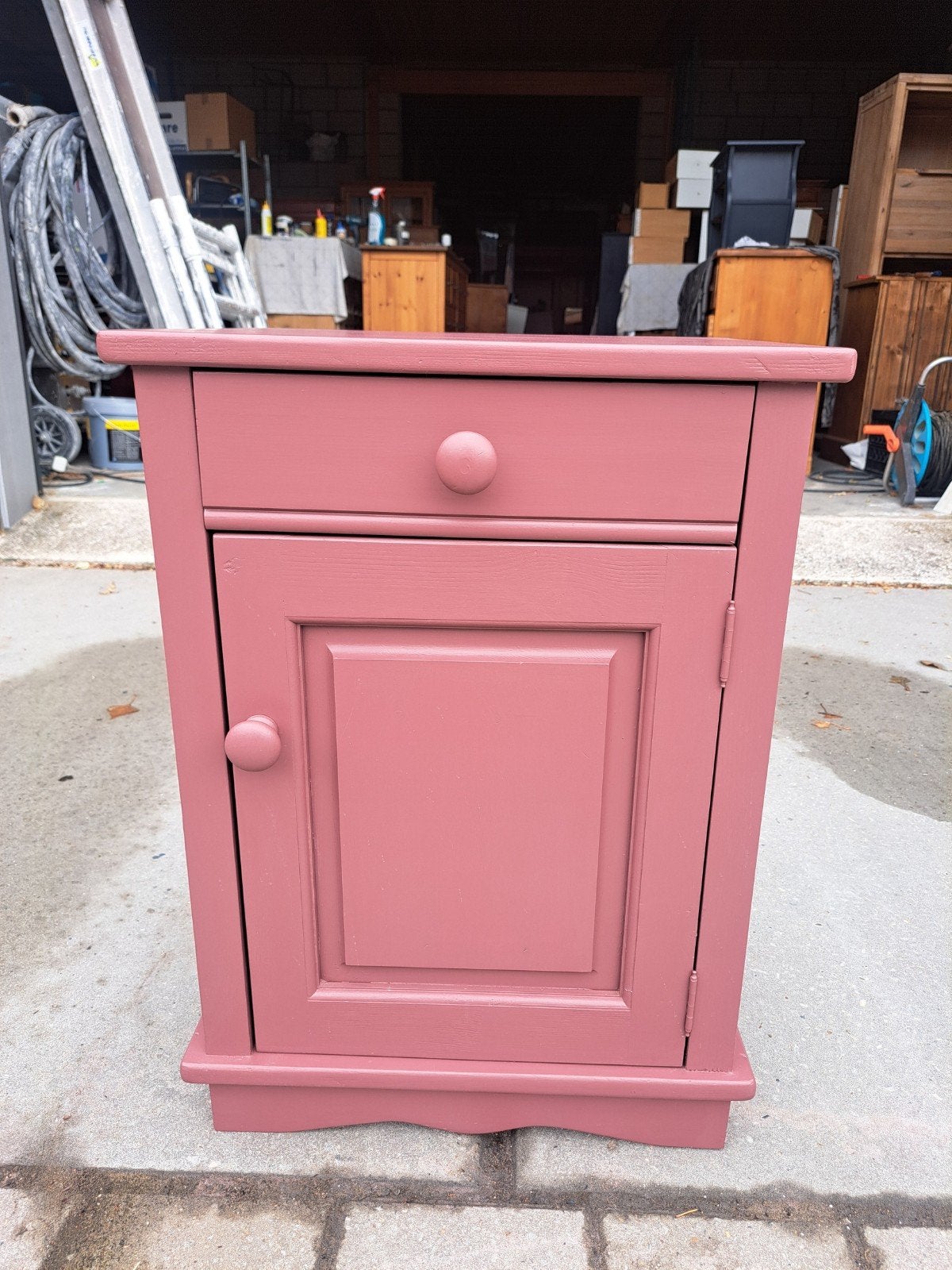 Houten nachtkastje roze, Huis en Inrichting, Slaapkamer | Nachtkastjes, Ophalen, RoDeKo Volendam, R.kooij65@gmail.com, 55 tot 70 cm