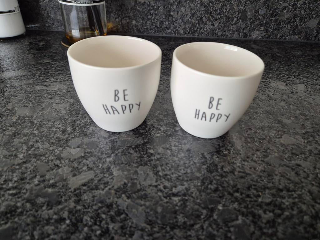 Matte witte mokjes Be Happy 2 stuks, Huis en Inrichting, Keuken | Servies, Ophalen of Verzenden, Zo goed als nieuw, Overige stijlen