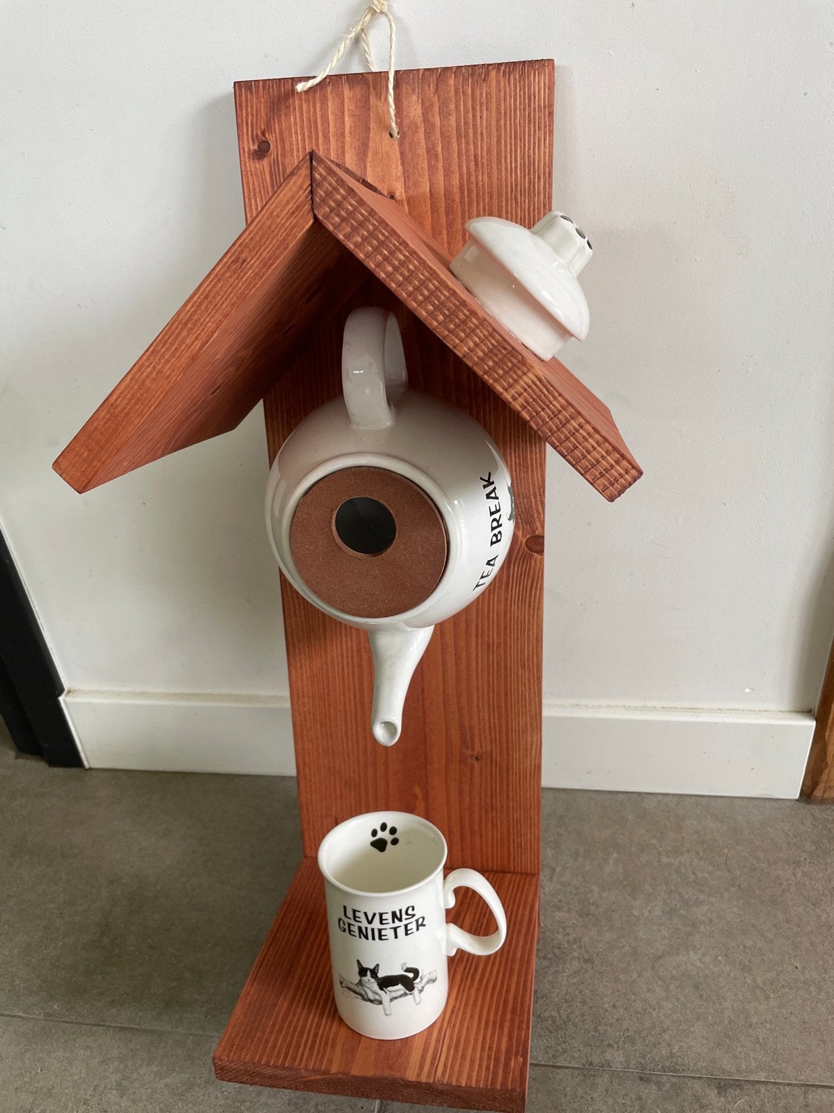 Unieke theepot vogelvoederhuisje met mok, Hout, Nieuw, Ophalen of Verzenden, Landelijk