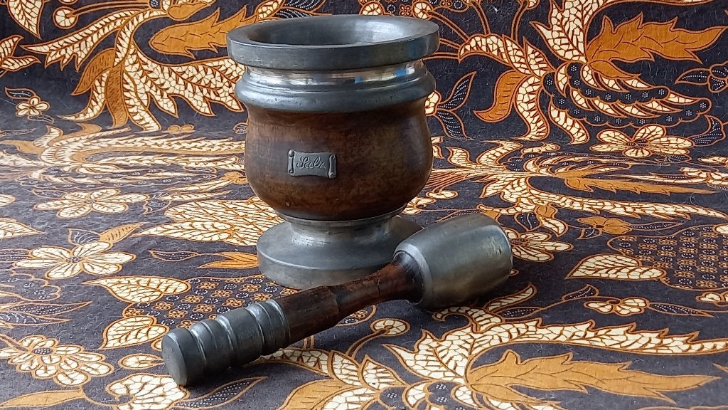 Mooie antieke zout vijzel uit Duitsland van hout en tin., Antiek en Kunst, Ophalen of Verzenden