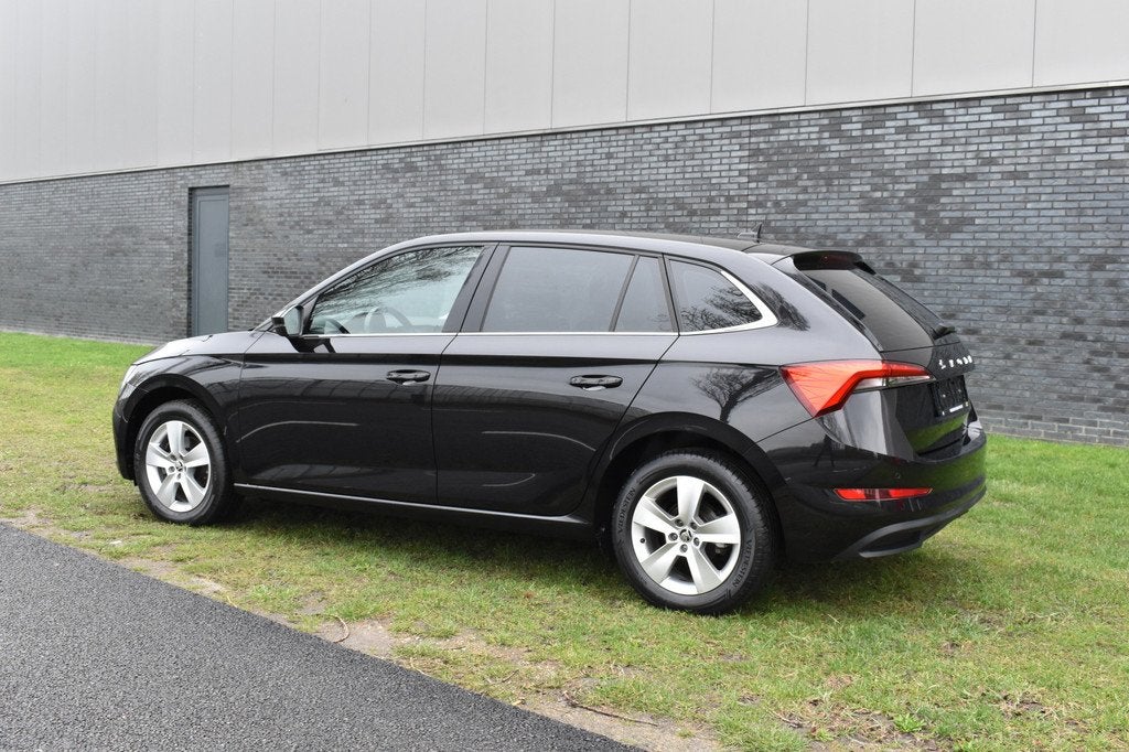Skoda Scala 1.0 TSI Ambition Automaat Carplay Navigatie Fron, Auto's, Skoda, 12 maanden, Gebruikt, 610 kg, Zwart