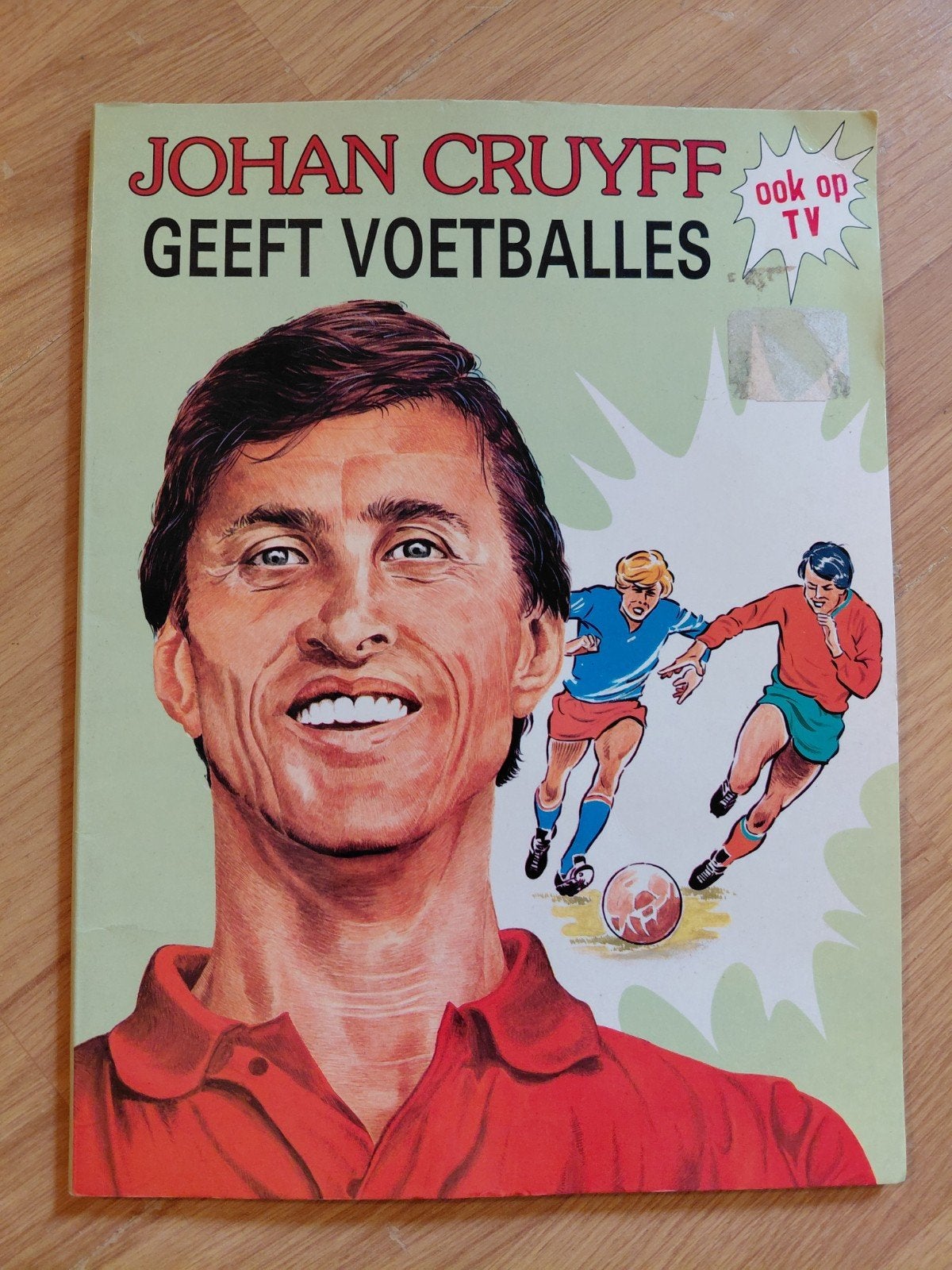 Voetbal Johan Cruyff stripboek Geeft Voetballes igs, Boeken, Eén stripboek, Ophalen of Verzenden, Gelezen