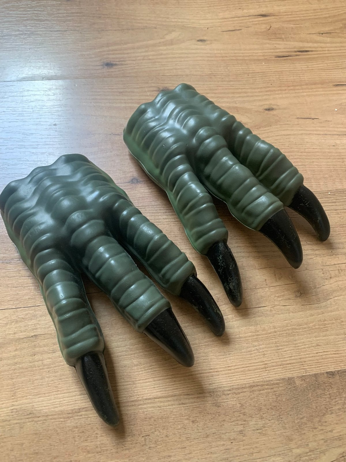 Verkleedkleren dinosaurus klauwen, Kinderen en Baby's, Carnavalskleding en Verkleedspullen, Ophalen of Verzenden, Gebruikt